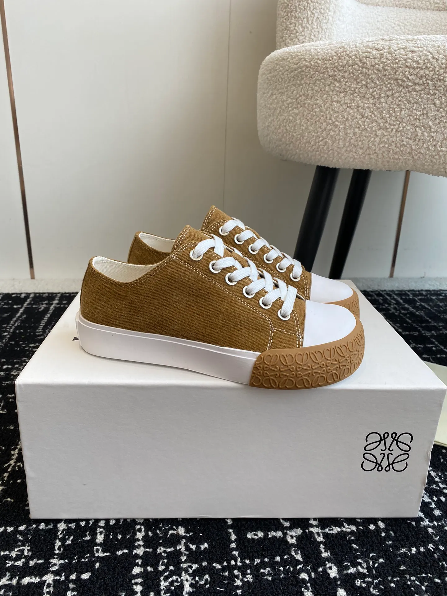 👟👟Ex-factory price 560👟👟 LOEWE 24ss new autumn and winter Terra Vulca lace-up sports shoes, large-toe vulcanized shoes, with vulcanized rubber soles and asymmetrical thick toes, wide last style, decorated with LOEWE logo label on the quarter *Anagram embossed outsole and upper high ZP customization, original material, imported canvas, outsole: ZP mold custom vulcanized outsole Insole: ZP customized insole Size: #35-41 (40 41 customized, non-returnable)